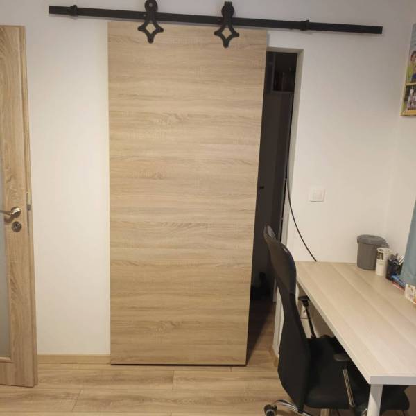 ☎️0904/842-727 Štýlové bývanie - 3izbový byt – Horný Bar - Interiér 3-izbového bytu s posuvnými dverami a podlahou s dreveným dekorom.