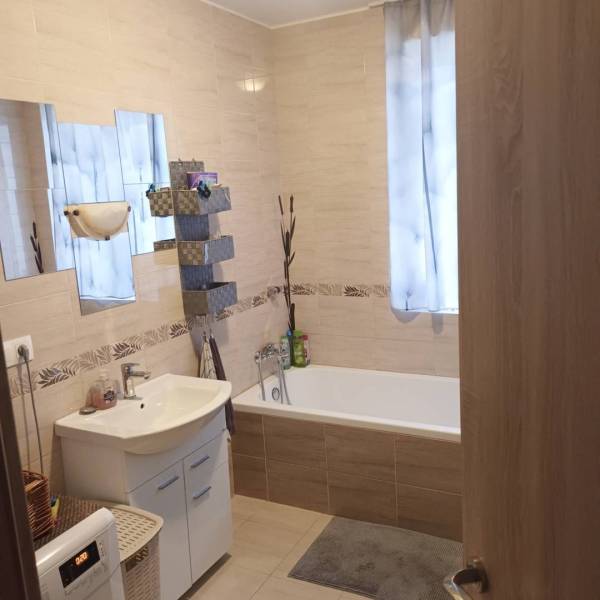 ☎️0904/842-727 Štýlové bývanie - 3izbový byt – Horný Bar - Kúpeľňa v 3-izbovom byte so svetlými obkladmi a vaňou.