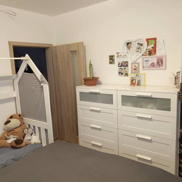 ☎️0904/842-727 Štýlové bývanie - 3izbový byt – Horný Bar - Detská izba s posteľou, bielou komodou a dekoráciami v 3-izbovom byte.