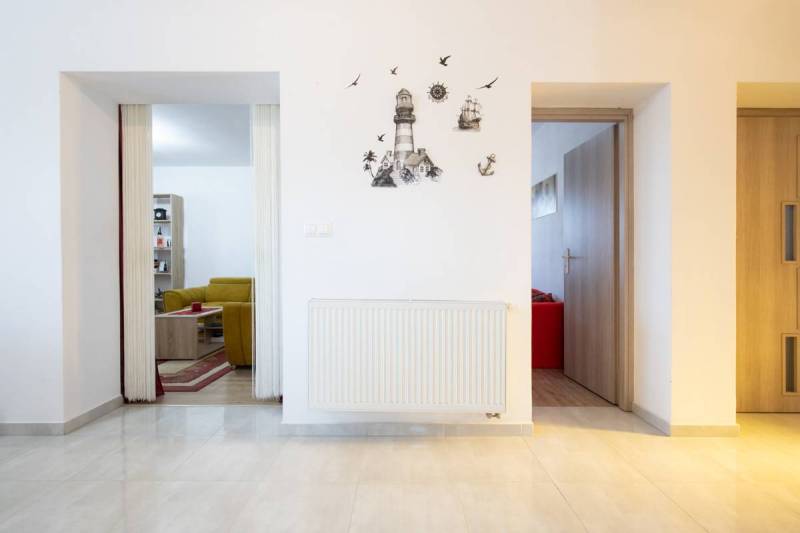 Znížená cena za 4 izbový rodinný dom v obci Jahodná - Interiér rodinného domu s kresbami, vedie do obývacej izby s nábytkom.