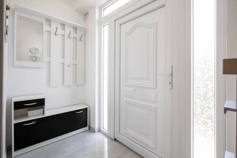 Znížená cena za 4 izbový rodinný dom v obci Jahodná - Vstupná hala rodinného domu s vešiakom, zrkadlom, nábytkom a bielymi dverami.