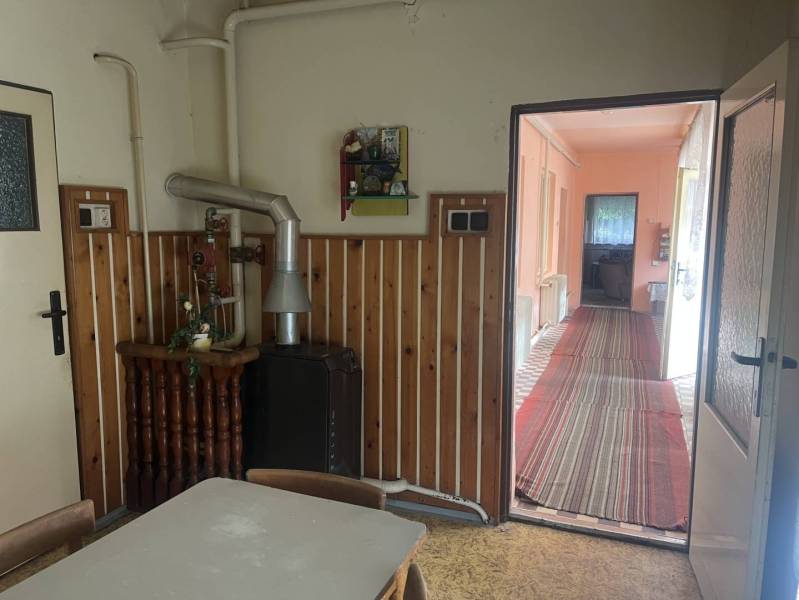 Znížená Cena!Na predaj rodinný dom vo Vrakúni, blízko Dunajskej Stredy - Interiér rodinného domu s dreveným dekorom stien a útulnou atmosférou.