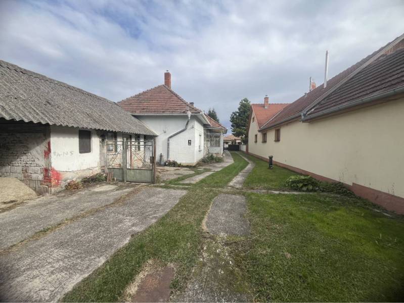 Znížená Cena!Na predaj rodinný dom vo Vrakúni, blízko Dunajskej Stredy - Dvor rodinného domu vo Vrakúni s betónovou príjazdovou cestou a záhradou.