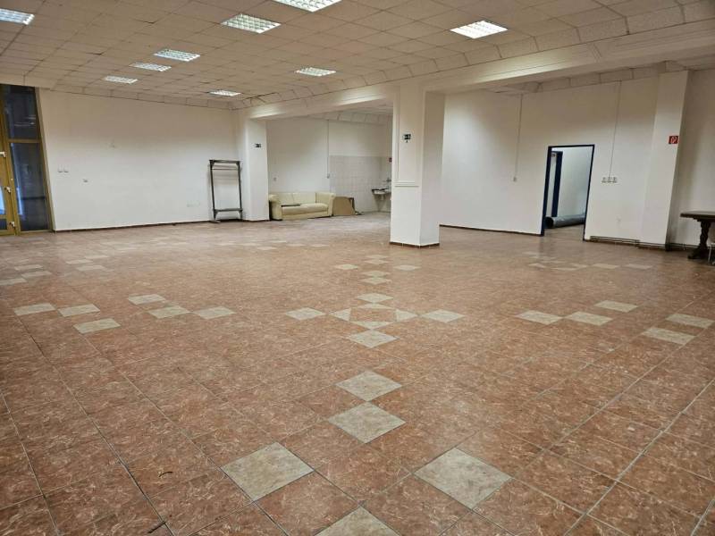 Exkluzívny obchodný priestor na predaj v centre Dunajskej Stredy – ul. - Priestranné obchodné priestory s dlažbou, bielymi stenami a stropným osvetlením.