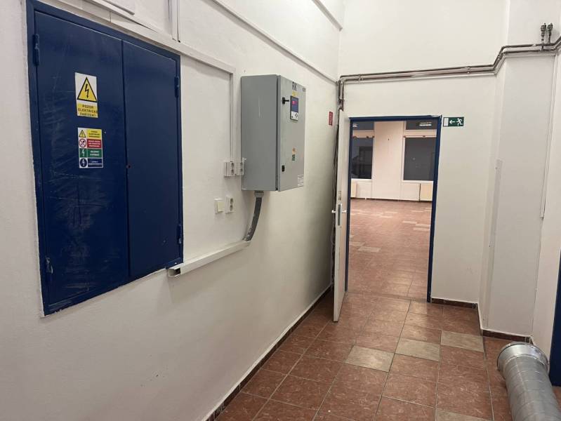 Exkluzívny obchodný priestor na predaj v centre Dunajskej Stredy – ul. - Interiér obchodného priestoru s elektrickým zariadením na stene a dlažbou na podlahe.