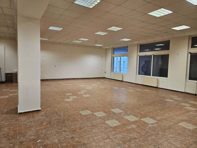 Exkluzívny obchodný priestor na prenájom v centre Dunajskej Stredy – u - Priestranné obchodné priestory s dlažbou a veľkými oknami a stropným osvetlením.
