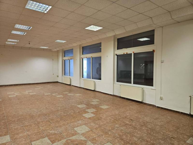 Exkluzívny obchodný priestor na prenájom v centre Dunajskej Stredy – u - Prázdne obchodné priestory s dlažbou a veľkými oknami, ideálne pre využitie.
