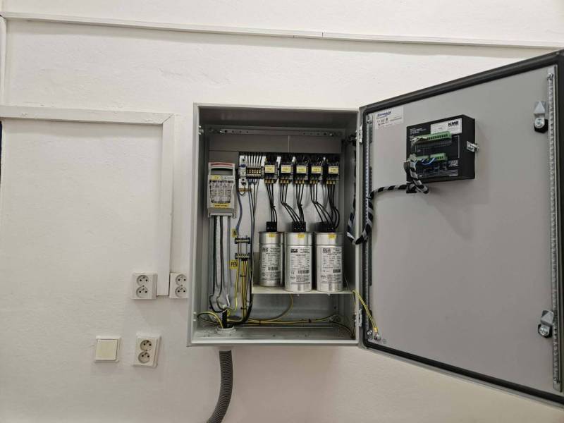 Exkluzívny obchodný priestor na prenájom v centre Dunajskej Stredy – u - Elektrická rozvodná skriňa s káblami a poistkami v obchodných priestoroch.