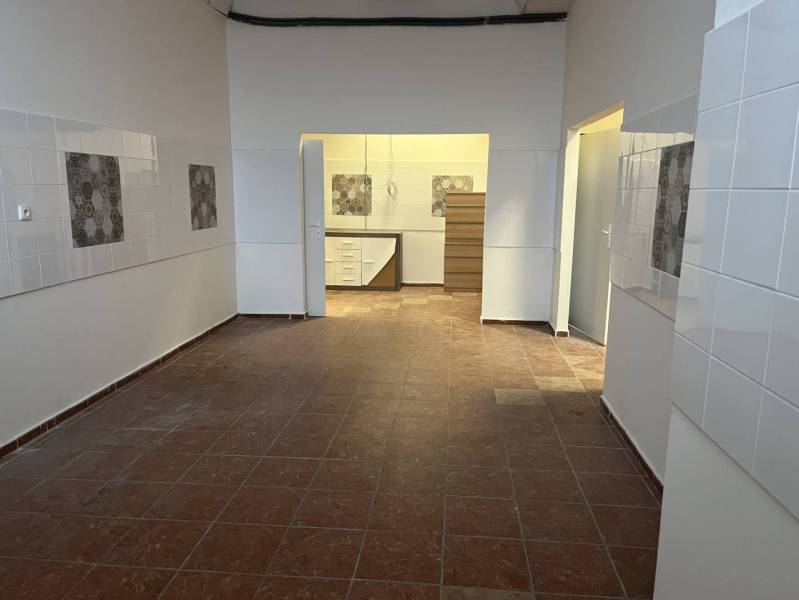 Exkluzívny obchodný priestor na prenájom v centre Dunajskej Stredy – u - Priestranné obchodné priestory s keramickou podlahou a dekoračnou stenou.