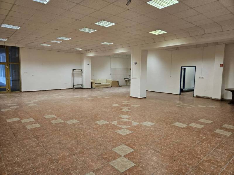 Exkluzívny obchodný priestor na prenájom v centre Dunajskej Stredy – u - Obchodné priestory s dlažbou, bielymi stenami a stropnými svietidlami.