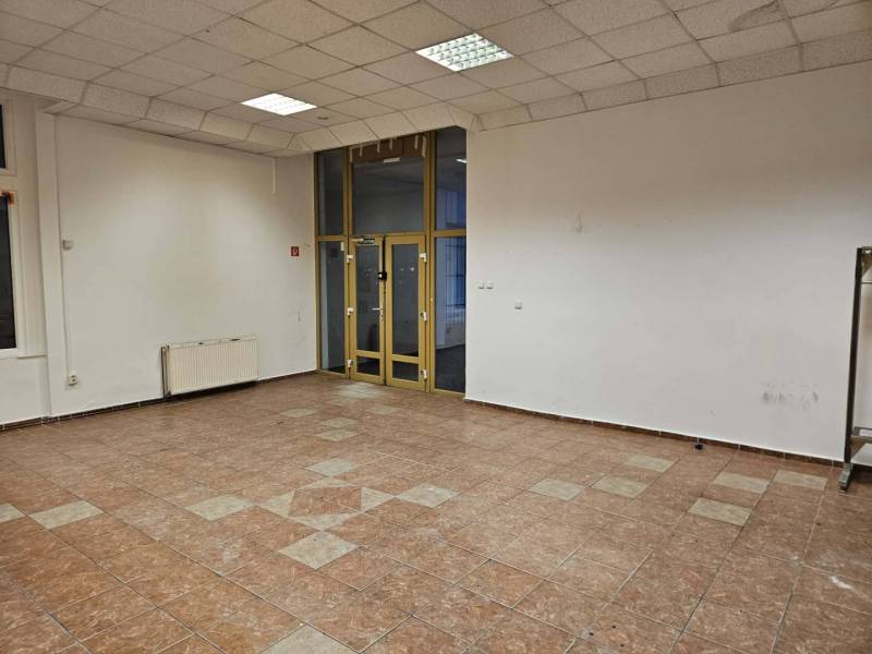 Exkluzívny obchodný priestor na prenájom v centre Dunajskej Stredy – u - Prázdne obchodné priestory s keramickou podlahou a presklenými dverami.