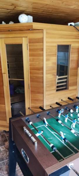 Kompletne zrekonštruovaný rodinný dom s wellness, bazénom a krásnou zá - Sauna a stolný futbal v rodinnom dome s podlahou s dreveným dekorom.