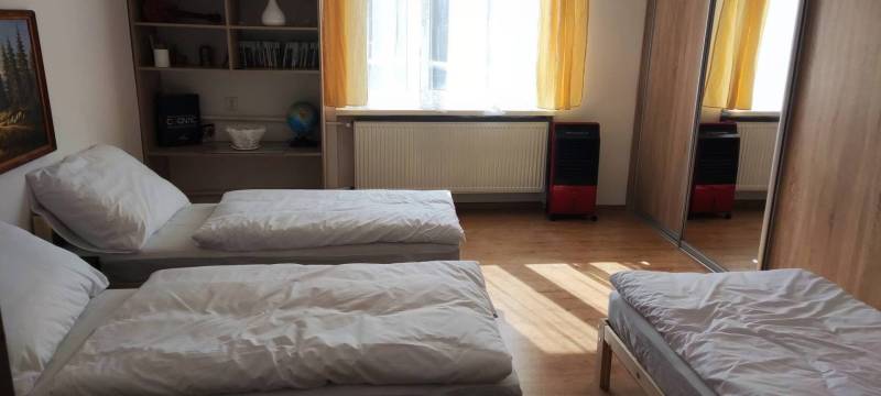 Kompletne zrekonštruovaný rodinný dom s wellness, bazénom a krásnou zá - Izba v rodinnom dome s dvoma posteľami, poličkami a podlahou s dreveným dekorom.