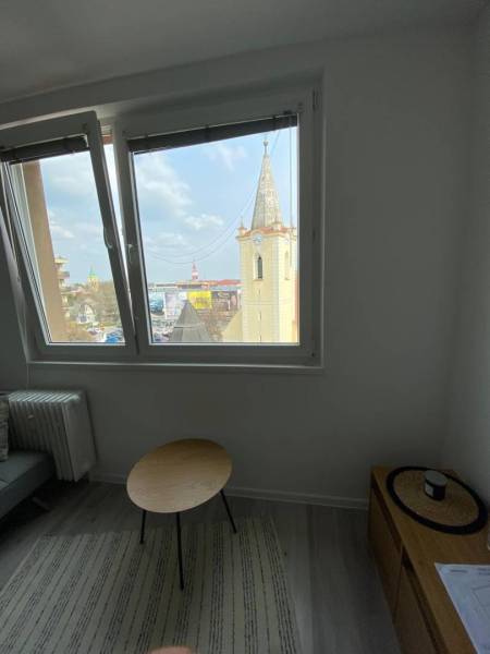 Na prenájom štýlový a moderný 2 izbový byt v centre Dunajskej Stredy - Izba s pohľadom na vežu, podlaha s dreveným dekorom, 2-izbový byt.