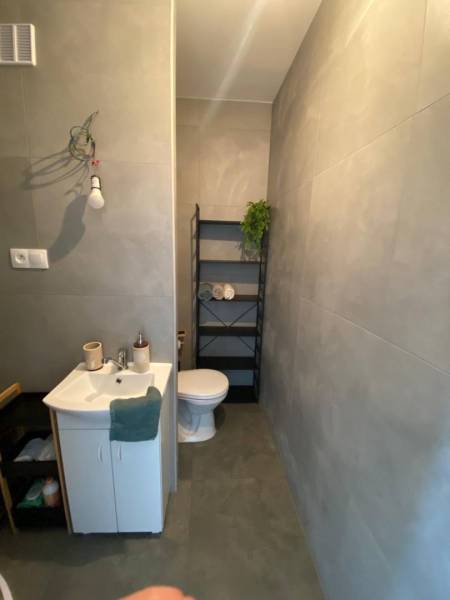 Na prenájom štýlový a moderný 2 izbový byt v centre Dunajskej Stredy - Kúpeľňa s umývadlom a toaletou v 2-izbovom byte, doplnená poličkou na uteráky.