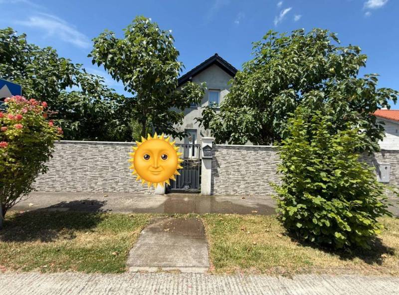 Predaj rodinného domu, Dunajská Streda - Rodinný dom v Dolnom Štáli s kamenným plotom a udržiavanou záhradou.