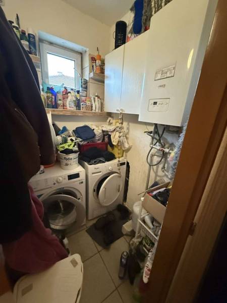 Predaj rodinného domu, Dunajská Streda - Práčovňa v rodinnom dome s práčkou, sušičkou a čistiacimi prostriedkami.