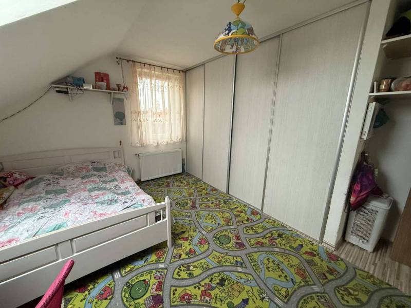 Predaj rodinného domu, Dunajská Streda - Detská izba v rodinnom dome s kobercem a bielou posteľou.