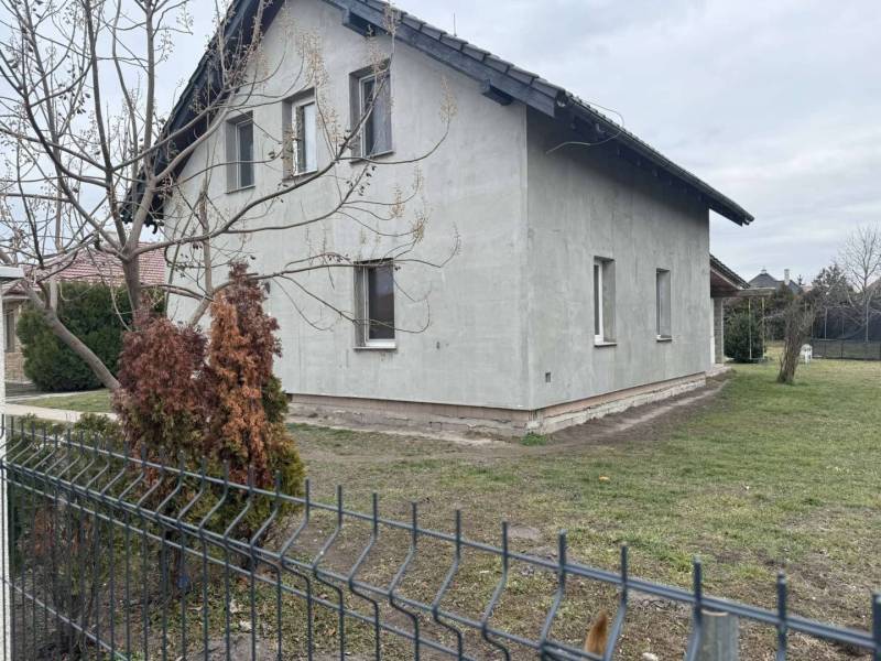 Predaj rodinného domu, Dunajská Streda - Rodinný dom v Dolnom Štále so sivou fasádou, záhrada, plot a stromy.