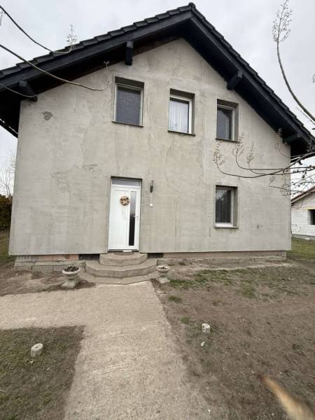 Predaj rodinného domu, Dunajská Streda - Rodinný dom v Dolnom Štály s neposprejovanou fasádou a krovinami v pozadí.