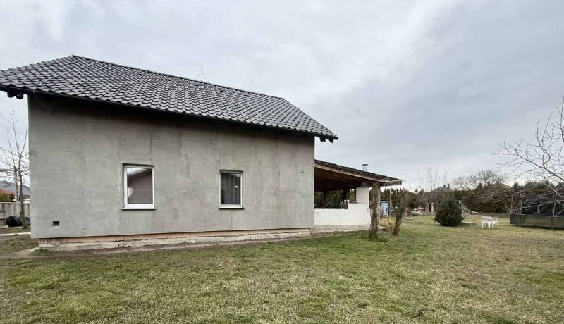 Predaj rodinného domu, Dunajská Streda - Rodinný dom v Dolnom Štáli s neomietnutou fasádou a záhradou s trávnikom.