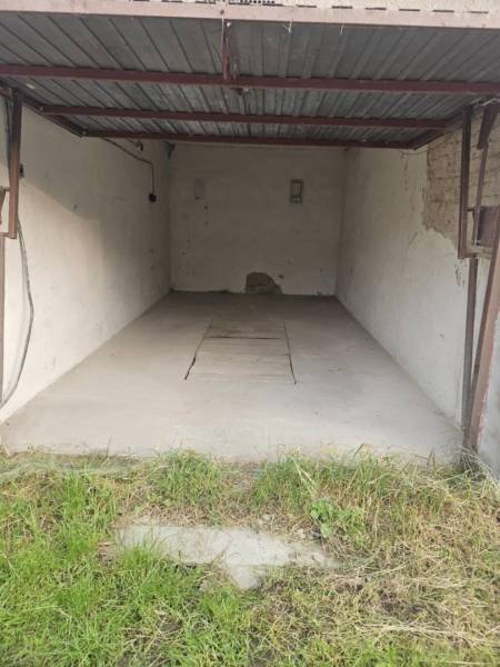 Predaj garáže, Nevädzová, Nevädzová, Dunajská Streda - Otvorená garáž s betónovou podlahou a trávnatým vstupom v Dunajskej Strede.