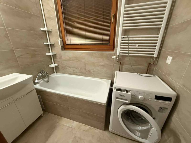 Prenájom 3-izbového bytu, Dunajská Streda - Kúpeľňa s vaňou, práčkou a radiátorom v 3-izbovom byte.