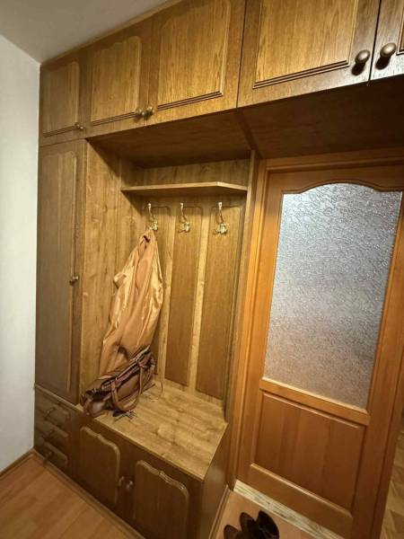 Prenájom 3-izbového bytu, Dunajská Streda - Vstavaná skriňa so zrkadlovými dverami a vešiakom v 3-izbovom byte.