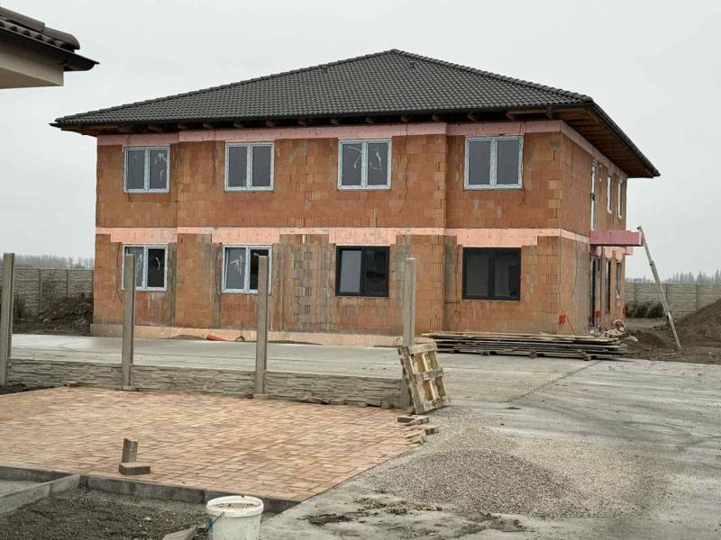 Nová štvorbytovka v tichom prostredí iba 10km od Dunajskej Stredy v ob - Rozostavaný dvojpodlažný dom v Padáňi s tehlovým exteriérom a nedokončeným dvorom.