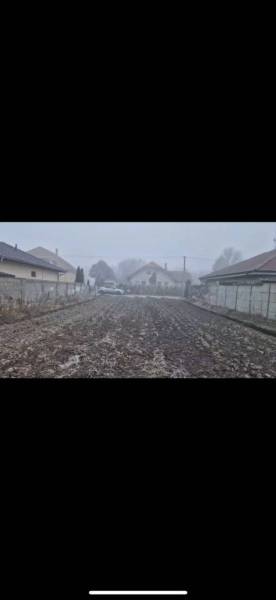 Pozemok-Bohelov - Hmlistá scenéria v Boheľov, s cestou a domami, Zvláštne nehnuteľnosti.