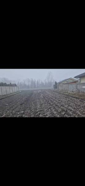 Pozemok-Bohelov - Hmlistá poľná cesta vedľa budovy v Boheľove, susediace Zvláštne nehnuteľnosti.