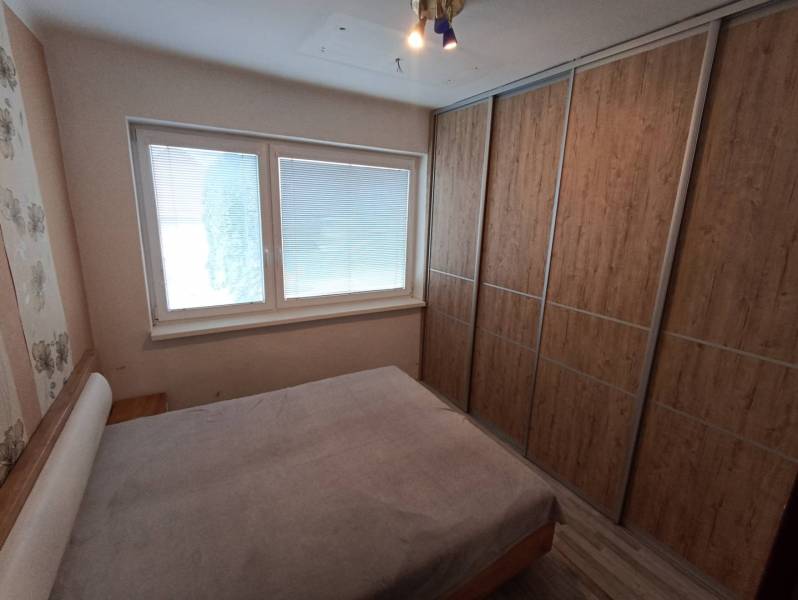 ☎️ 0918197701-Predám 3 izbový byt s loggiou po kompletnej rekonštrukci - Spálňa s manželskou posteľou a vstavanou skriňou v 3-izbovom byte, podlaha s dreveným dekorom.