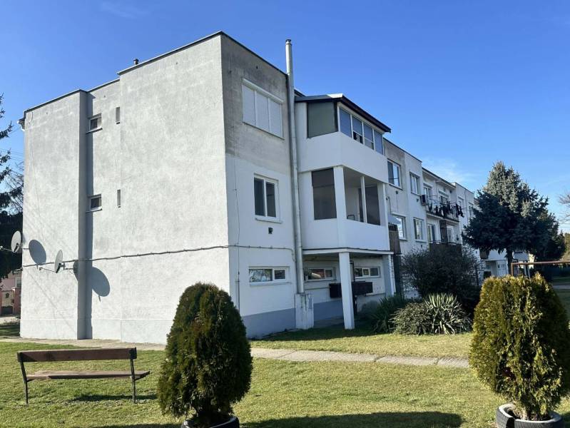 ☎️ 0918197701-Predám 3 izbový byt s loggiou po kompletnej rekonštrukci - Bytový dom v Dolnom Štáli, pri 3-izbovom byte, so satelitnými anténami a lavičkou.