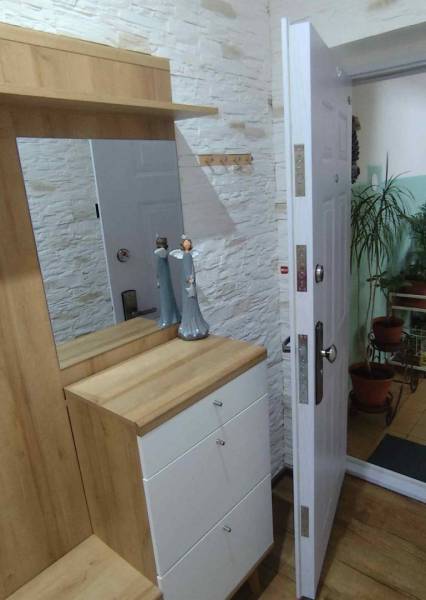 ☎️ 0918197701-Predám 3 izbový byt s loggiou po kompletnej rekonštrukci - Vstupná hala v 3-izbovom byte s podlahou s dreveným dekorom a bielymi dverami.