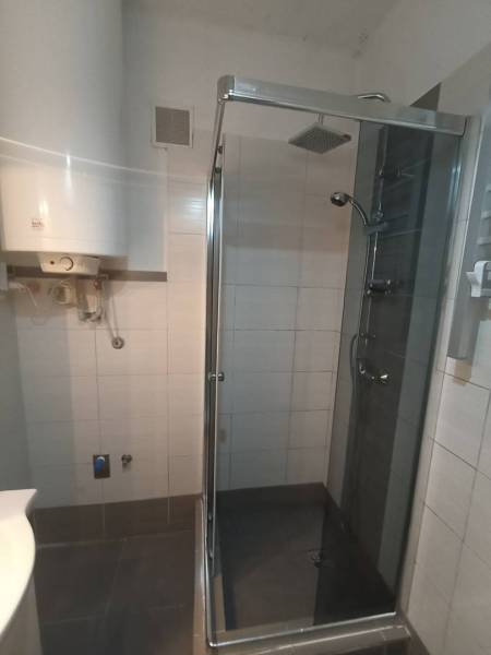 ☎️ 0918197701-Predám 3 izbový byt s loggiou po kompletnej rekonštrukci - Kúpeľňa so sprchovacím kútom a ohrievačom v 3-izbovom byte.