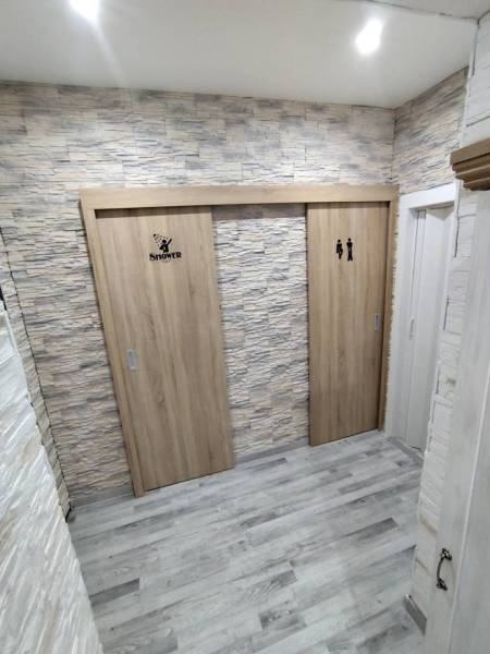 ☎️ 0918197701-Predám 3 izbový byt s loggiou po kompletnej rekonštrukci - Drevený dekor s kameňovou stenou a posuvnými dverami v 3-izbovom byte.