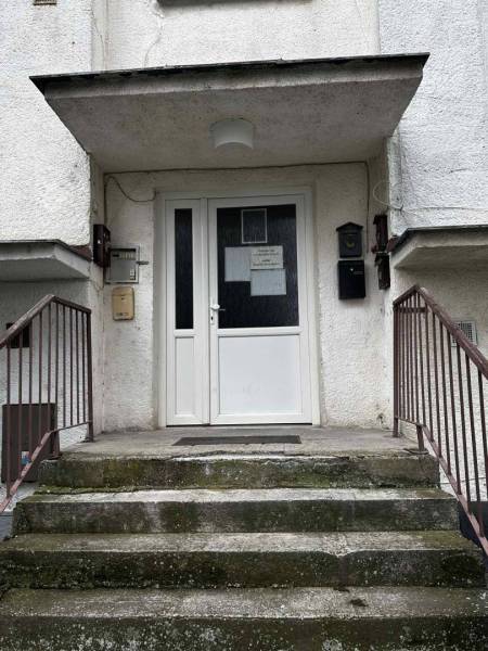 ☎️ 0918197701-Predám 3 izbový byt s loggiou po kompletnej rekonštrukci - Vchodový priestor bytového domu v Dolnom Štáli s bielymi dverami a schodiskom.