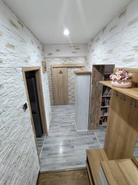 ☎️ 0918197701-Predám 3 izbový byt s loggiou po kompletnej rekonštrukci - Chodba v 3-izbovom byte s imitáciou kamenných stien a podlahou s dreveným dekorom.