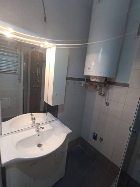 ☎️ 0918197701-Predám 3 izbový byt s loggiou po kompletnej rekonštrukci - Kúpeľňa s dvojitým umývadlom a sprchovým kútom v 3-izbovom byte.