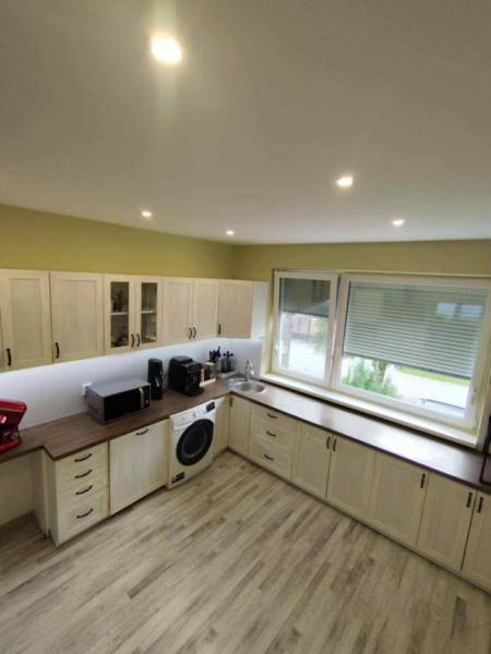 ☎️ 0918197701-Predám 3 izbový byt s loggiou po kompletnej rekonštrukci - Kuchyňa v 3-izbovom byte so spotrebičmi, svetlými skriňami a podlahou s dreveným dekorom.