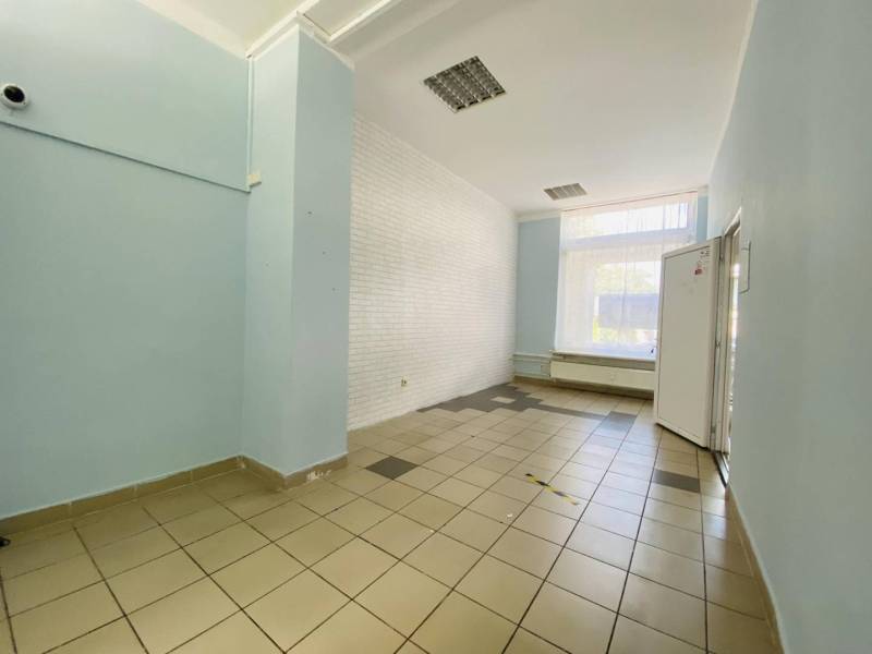 ☎️ 0918197701-Na prenájom obchodný priestor 30 m2 v centre mesta Dunaj - Obchodné priestory s keramickou podlahou a svetlomodrými stenami, zdobenými tehlovým vzorom.