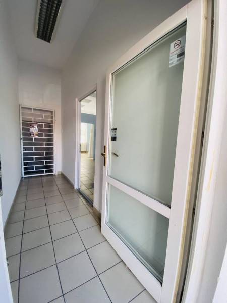 ☎️ 0918197701-Na prenájom obchodný priestor 30 m2 v centre mesta Dunaj - Chodba s bielymi stenami a dverami, v pozadí viditeľný obchodný priestor.