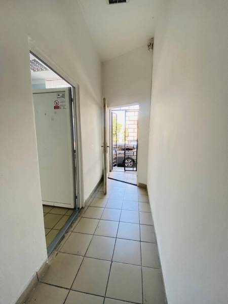 ☎️ 0918197701-Na prenájom obchodný priestor 30 m2 v centre mesta Dunaj - Úzky interiérový koridor v obchodných priestoroch s dlažbou a otvorenými dverami.