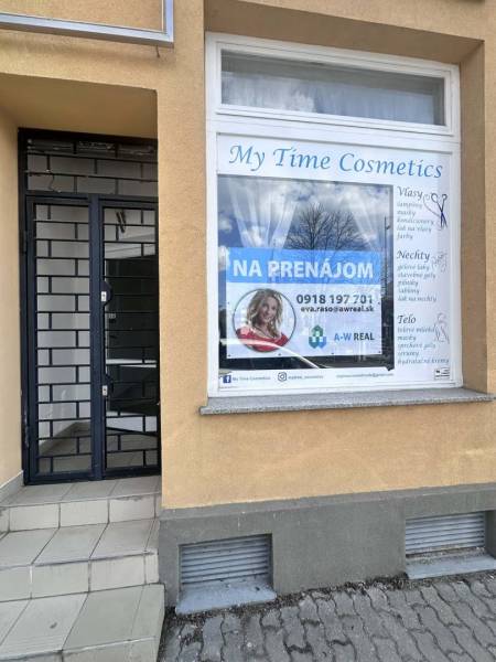 ☎️ 0918197701-Na prenájom obchodný priestor 30 m2 v centre mesta Dunaj - Vchod do obchodných priestorov v Dunajskej Strede s reklamou na prenájom a kozmetiku.
