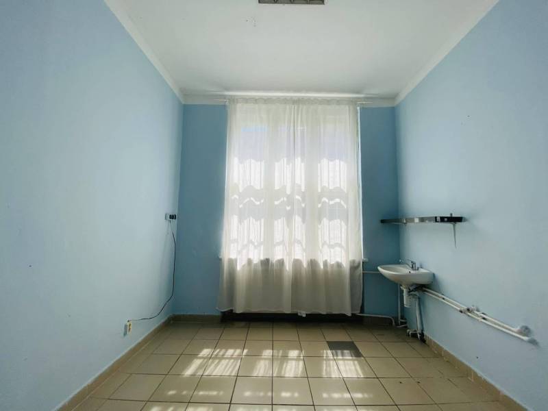 ☎️ 0918197701-Na prenájom obchodný priestor 30 m2 v centre mesta Dunaj - Miestnosť s obkladom, modrou stenou a umývadlom v obchodných priestoroch.