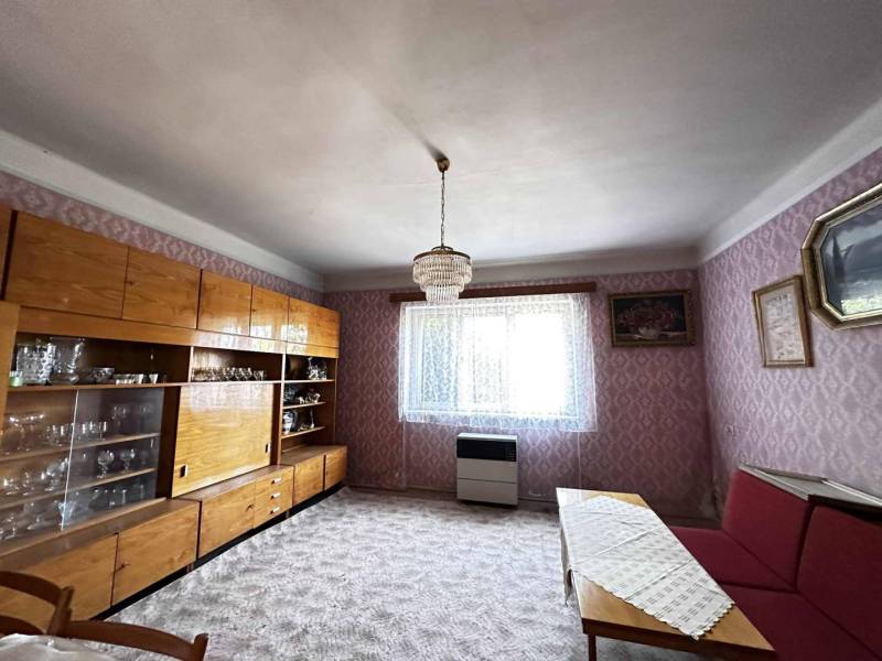 ☎️ 0918197701- Na predaj starší rodinný dom vhodný na kompletnú presta - Obývacia izba v rodinnom dome s retro nábytkom a kobercom.