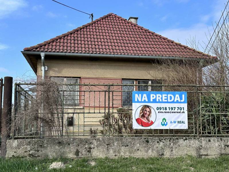 ☎️ 0918197701- Na predaj starší rodinný dom vhodný na kompletnú presta - Rodinný dom v Dunajskom Klátove na predaj, s červenou strechou a plotom.