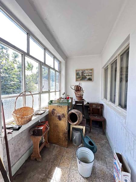 ☎️ 0918197701- Na predaj starší rodinný dom vhodný na kompletnú presta - Kryté miesto, zasklená časť rodinného domu s košíkmi a záhradnými potrebami.