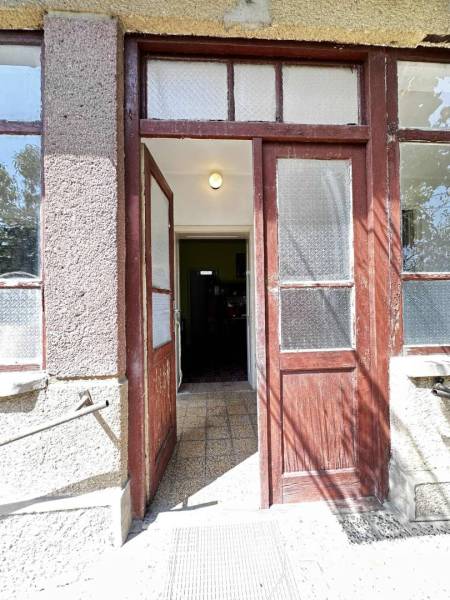 ☎️ 0918197701- Na predaj starší rodinný dom vhodný na kompletnú presta - Vstupné dvere do rodinného domu v Dunajskom Klátove s presklenenou výplňou.