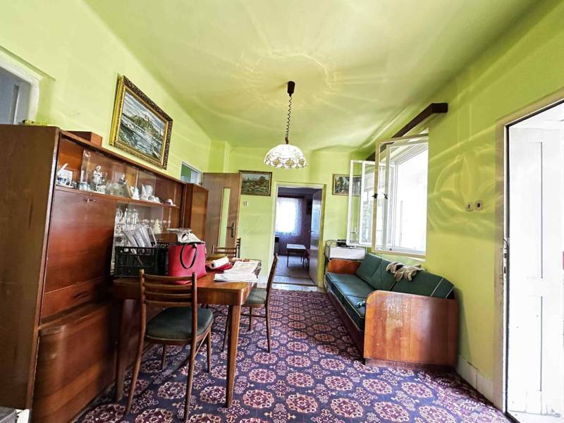 ☎️ 0918197701- Na predaj starší rodinný dom vhodný na kompletnú presta - Jedáleň v rodinnom dome s vitrínou, koberec a sedačka.